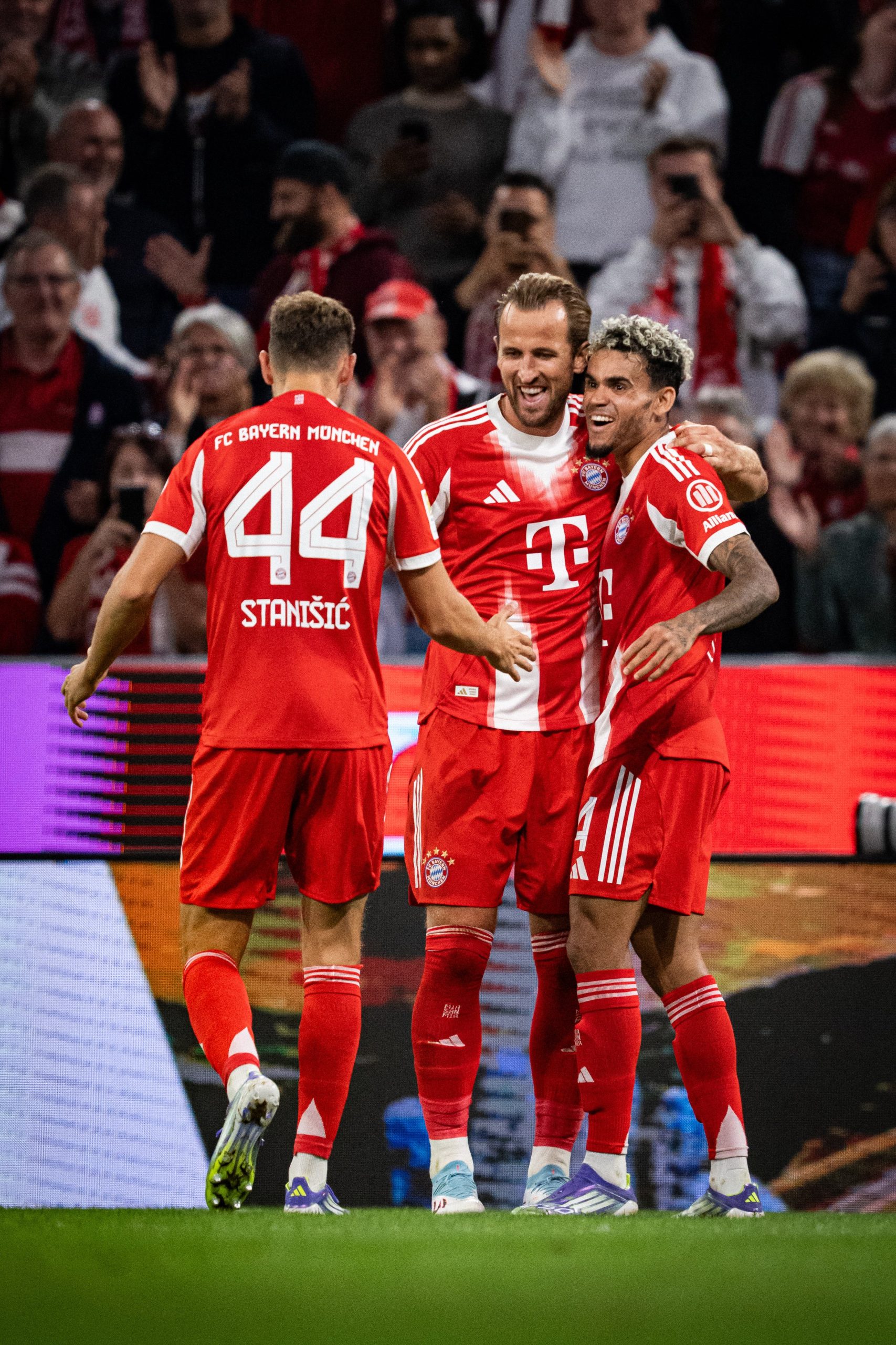 Kane scores hat trick in Bayern 6-0 victory over Leipzig