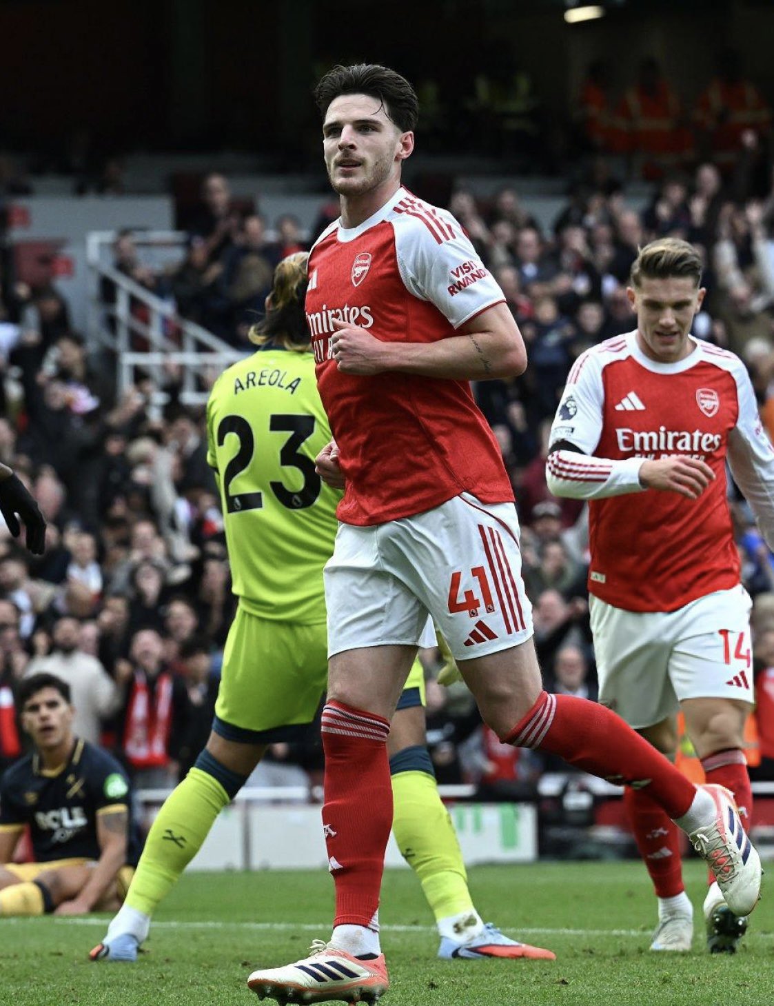 Arsenal goes top after win against West Ham